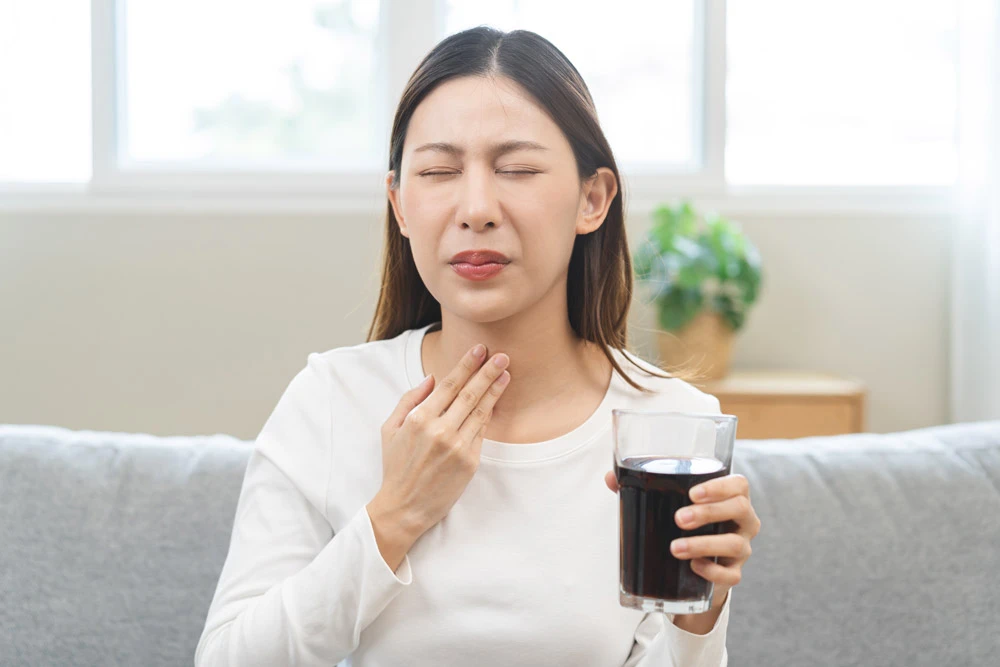 Girl hand on throat