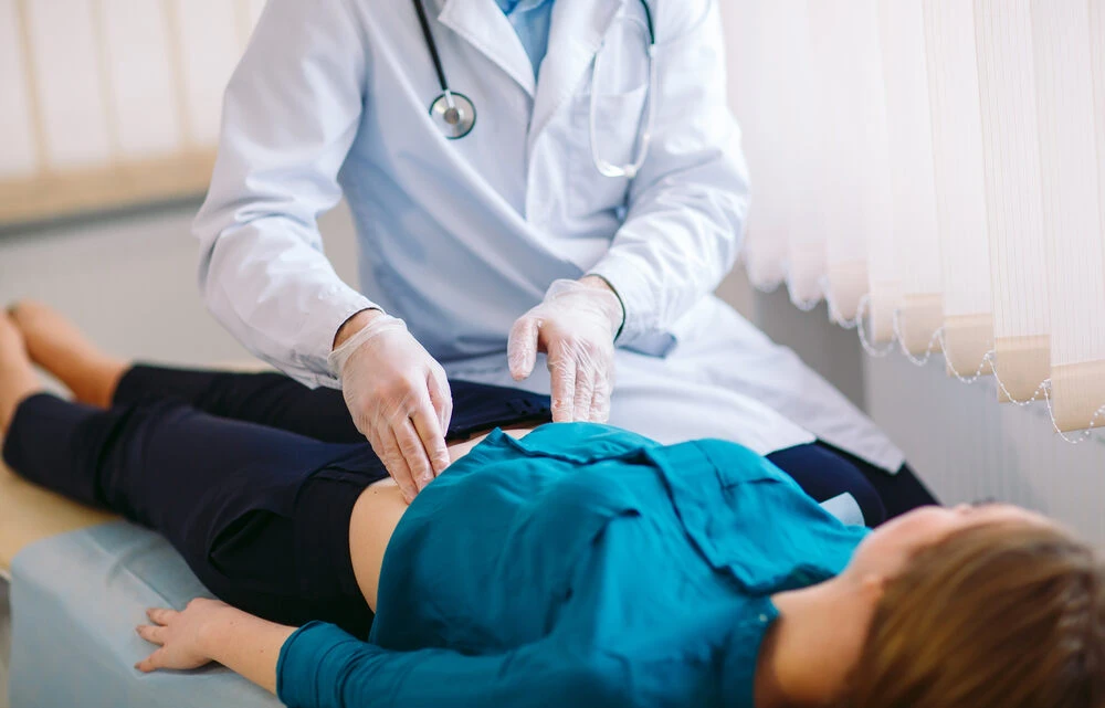 The doctor examines the patient.